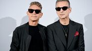 Die Musiker Martin Gore (l) und Dave Gahan der britischen Band Depeche Mode haben sich für 2023 auch in Deutschland angekündigt., © Britta Pedersen/dpa