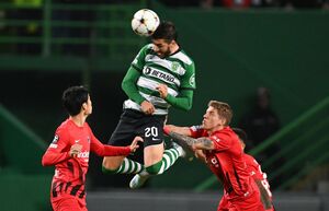 Paulinho von Sporting Lissabon springt höher als die Frankfurter Daichi Kamada (l) und Kristijan Jakic., © Arne Dedert/dpa