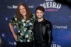 Der Komiker und Musiker Al Yankovic (l) und Daniel Radcliffe bei der Premiere von  "Weird: The Al Yankovic Story"., © Andy Kropa/Invision/dpa