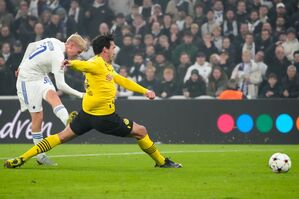Der Dortmunder Mats Hummels (r) kommt gegen Kopenhagens Hakon Arnar Haraldsson zu spät., © Sergei Grits/AP/dpa