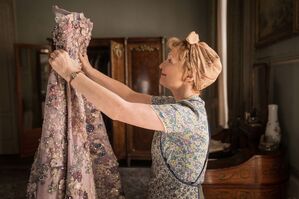 Lesley Manville als Mrs. Harris in einer Szene des Films «Mrs. Harris und ein Kleid von Dior., © David Lukazs/Ada Films Ltd/dpa