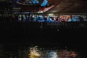Migranten stehen an Deck der «Humanity 1» im sizilianischen Hafen von Catania., © Salvatore Cavalli/AP/dpa