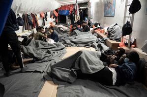 Migranten sind in Decken eingewickelt, während sie sich auf dem Deck des Rettungsschiffs Ocean Viking im Mittelmeer nahe der Küste Siziliens in Süditalien versammeln., © Vincenzo Circosta/AP/dpa