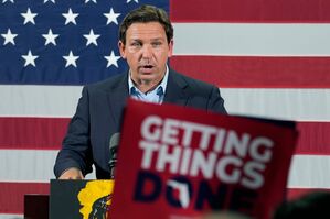 Ron DeSantis spricht während einer Wahlkampfveranstaltung in Florida., © Lynne Sladky/AP/dpa