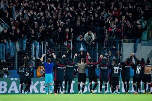 Die Leverkusener drehten das Spiel in Köln und feierten anschließend mit ihren Fans., © Rolf Vennenbernd/dpa