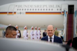 Bundeskanzler Olaf Scholz bei der Ankunft in Hanoi., © Kay Nietfeld/dpa