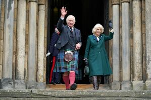 König Charles im Schottenrock und Königsgemahlin Camilla in Schottland., © Andrew Milligan/PA/AP/dpa