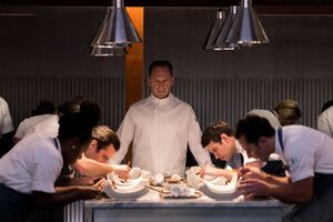 Ralph Fiennes (M) als Chef Slowik in einer Szene des Films «The Menu»., © Eric Zachanowich/20th Century Studios/dpa