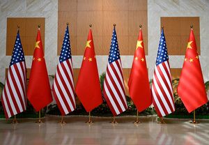 Chinesische und US-amerikanische Flaggen stehen in einem Raum., © --/XinHua/dpa