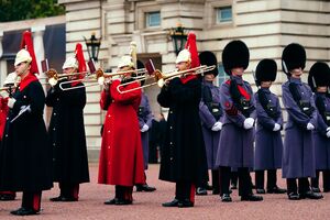 Die Band of the Household Cavalry spielt «Happy Birthday» bei der Zeremonie zur Wachablösung im Buckingham Palace in London., © Victoria Jones/PA Wire/dpa
