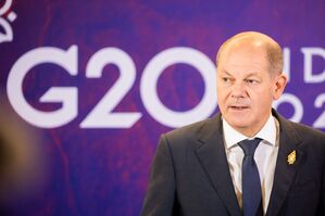 Bundeskanzler Olaf Scholz spricht beim G20-Gipfel bei einer Pressekonferenz., © Christoph Soeder/dpa