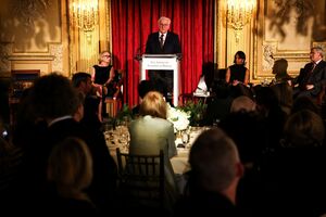 Bundespräsident Frank-Walter Steinmeier spricht nach der Verleihung des Henry-Kissinger-Preises 2022 bei einem Empfang der Berliner American Academy., © Julia Nikhinson/AP/dpa