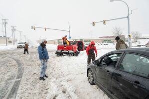 Anwohner helfen einem im Schnee steckengebliebenen Autofahrer in Buffalo., © Libby March/The Buffalo News/AP/dpa