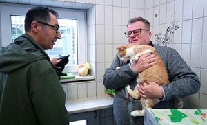 Besuch im Katzenhaus: Bundeslandwirtschaftsminister Cem Özdemir und Tierschutzbund-Präsident Thomas Schröder., © Bernd Weißbrod/dpa