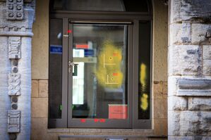 An einer verglasten Tür des Rabbinerhauses in Essen sind Einschusslöcher zu sehen., © Justin Brosch/ANC-NEWS/dpa