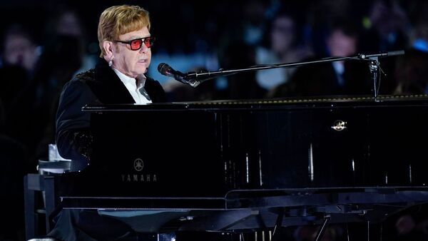 Elton John ist an einem ganz besonderen Ort aufgetreten., © Susan Walsh/AP/dpa