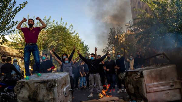 Iraner protestieren nach dem Tod der 22-jährigen Mahsa Amini in Teheran gegen das Regime., © Uncredited/AP/dpa