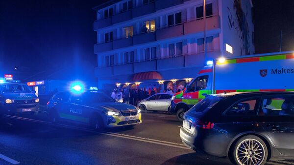 Polizei- und Rettungswagen stehen vor der Disco., © Armin Lerch/5vision.media/dpa
