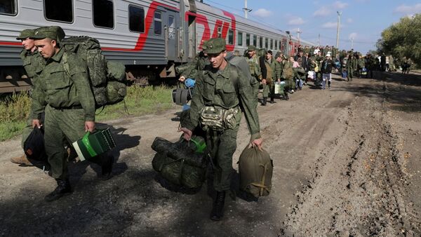 Russische Rekruten gehen auf einem Bahnhof in Prudboi in der Region Wolgograd zum Zug., © Uncredited/AP/dpa