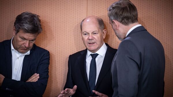 Bundeskanzler Olaf Scholz (SPD) spricht vor einer Kabinettssitzung mit Finanzminister Christian Lindner (FDP) und Wirtschaftsminister Robert Habeck (Grüne)., © Michael Kappeler/dpa