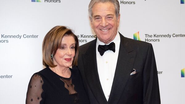 Die Sprecherin des Repräsentantenhauses, Nancy Pelosi, und ihr Ehemann Paul., © Kevin Wolf/AP/dpa