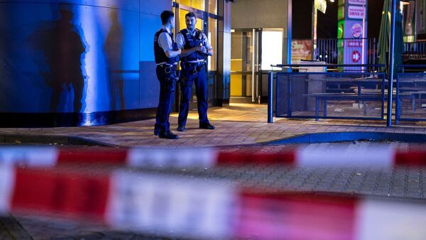 Zwei Polizisten vor einem Fast-Food-Restaurant in Oberhausen, in dessen Außenbereich Schüsse gefallen waren., © Christoph Reichwein/dpa