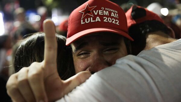 Eine Lula-Unterstützerin feiert seinen Wahlsieg., © Fernando Souza/dpa