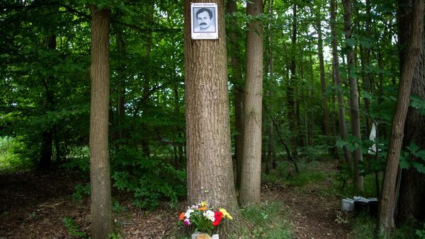 Eine Gedenktafel mit dem Abbild des NSU-Opfers Enver Şimşek hängt 2018 am Tatort in Nürnberg an einem Baum., © Daniel Karmann/dpa
