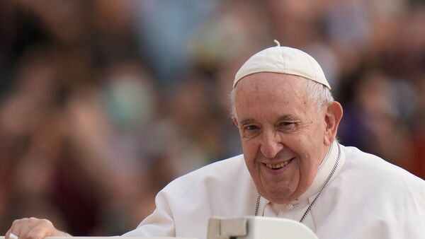 Papst Franziskus trifft zu seiner wöchentlichen Generalaudienz auf dem Petersplatz ein., © Alessandra Tarantino/AP/dpa