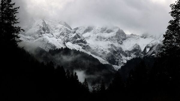 Schnee und Wolken in den Alpen., © Karl-Josef Hildenbrand/dpa