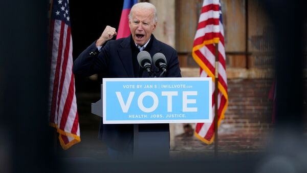 Joe Biden spricht bei einer Drive-in-Kundgebung für die demokratischen Kandidaten des US-Senats in Georgia, Warnock und Ossoff., © Patrick Semansky/AP/dpa