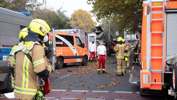 Einsatzfahrzeuge von Polizei und Feuerwehr stehen an der Unfallstelle in Berlin-Wilmersdorf., © Paul Zinken/dpa