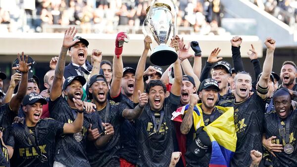 Carlos Vela vom Los Angeles FC hebt den Pokal zusammen mit seinen Mannschaftskameraden in die Höhe., © Marcio Jose Sanchez/AP/dpa