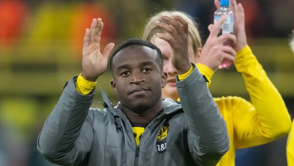 Hat allen Grund zum Applaudieren: Dortmunds Torschütze Youssoufa Moukoko., © Bernd Thissen/dpa