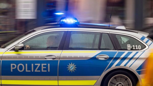 Ein Fahrzeug der bayerischen Polizei fährt mit Blaulicht., © Peter Kneffel/dpa/Symbolbild