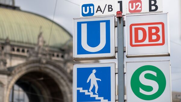 Hinweisschilder für U-Bahn, Deutsche Bahn und S-Bahn befinden sich vor dem Hauptbahnhof., © Daniel Karmann/dpa/Archivbild