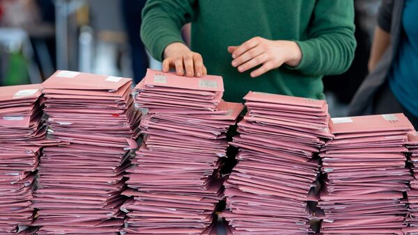 Wahlhelfer bereiten in einer Messehalle die Auszählung der Briefwahl vor., © Sven Hoppe/dpa/Archivbild