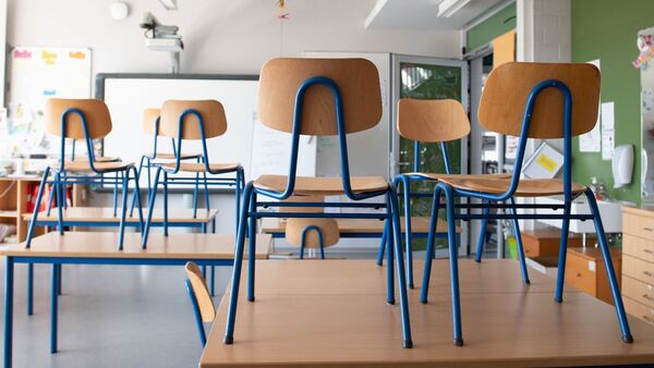 Stühle stehen in einem Klassenzimmer auf den Tischen., © Sebastian Kahnert/dpa-Zentralbild/dpa/Symbolbild