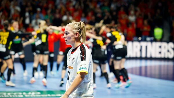Die deutschen Handball-Frauen um Jenny Behrend verloren gegen Montenegro., © Kolektiff Images/dpa