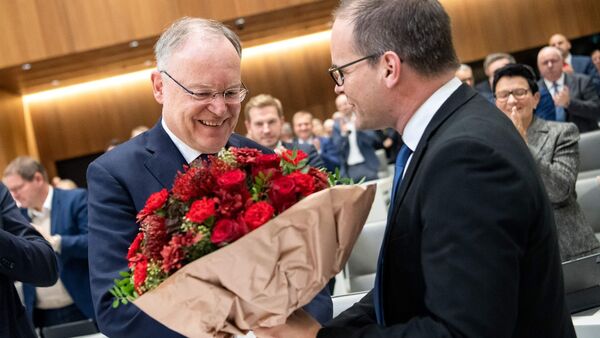 Der SPD-Fraktionsvorsitzende Grant Hendrik Tonne gratuliert Stephan Weil zur Wiederwahl zum Ministerpräsidenten., © Sina Schuldt/dpa