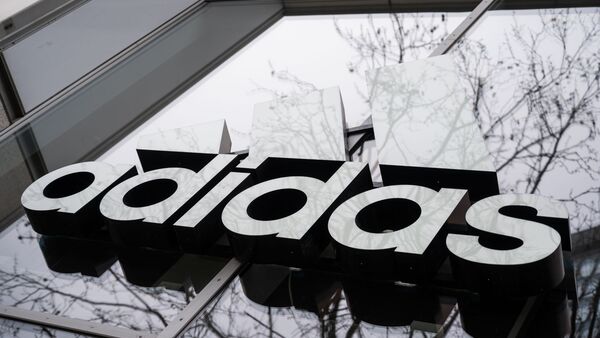 Der Schriftzug von Adidas an der Fassade eines Lokals., © Christophe Gateau/dpa