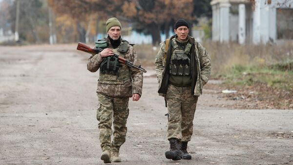 Zwei ukrainische Soldaten patrouillieren im Gebiet Cherson in der Nähe der Frontlinie., © Daniel Ceng Shou-Yi/ZUMA Press Wire/dpa