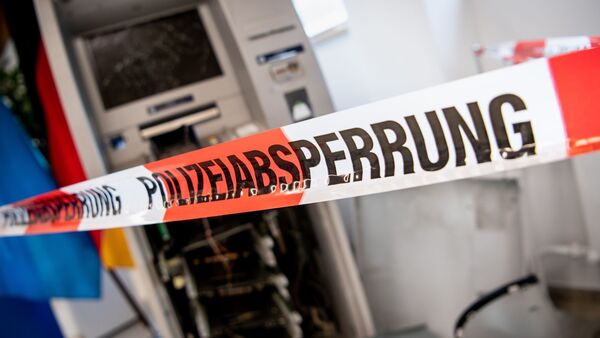 Ein gesprengter Geldautomat ist hinter einem Flatterband mit der Aufschrift «Polizeiabsperrung» zu sehen., © Matthias Balk/dpa/Symbolbild