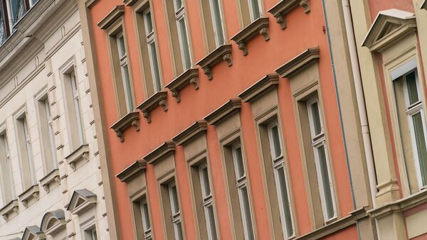 Blick auf die Fassaden von Wohnhäusern., © Nicolas Armer/dpa/Symbolbild
