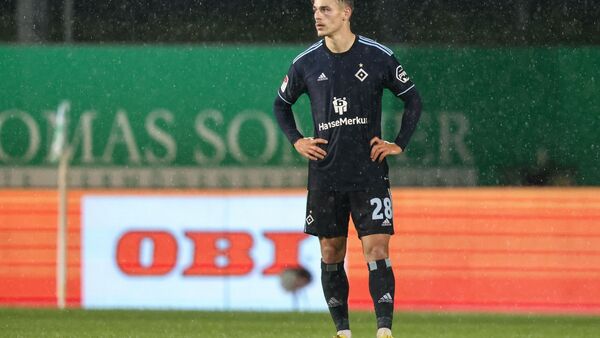 HSV-Spieler Miro Muheim steht nach dem Abpfiff enttäuscht auf dem Rasen., © Daniel Karmann/dpa