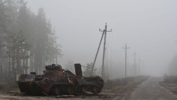 Ein zerstörtes russisches Militärfahrzeug steht in der Nähe des kürzlich zurückeroberten Dorfes Jampil in der Ukraine., © Andriy Andriyenko/AP/dpa
