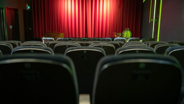 Innenansicht eines Kinosaals., © Daniel Karmann/dpa/Symbolbild