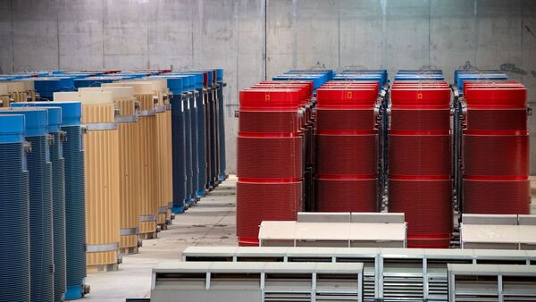 Behälter mit hochradioaktiven Abfällen und Transporthauben., © Sina Schuldt/dpa