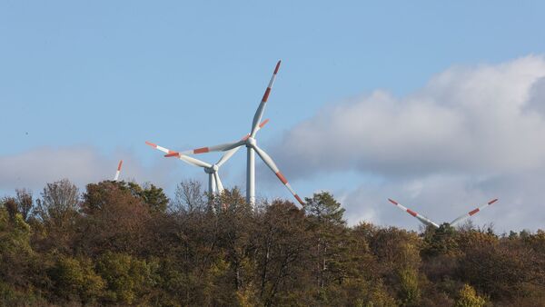 Windkrafträder stehen auf einem Feld bei Bucha in Thüringen., © Bodo Schackow/dpa