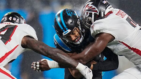 Carolina Panthers Chuba Hubbard (M) wird von Atlanta Falcons Rashaan Evans (l) und Lorenzo Carter angegriffen., © Rusty Jones/FR171869 AP/dpa